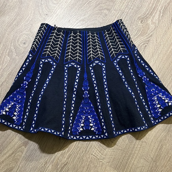 Bcbgmaxazria Bronwyn Skirt in Navy Multi worn by Emma Duval - Picture 7 of 9